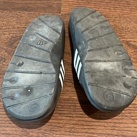 Adidas Black and White Slides Size 4 - Picture 4 of 4